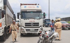 CSGT TP.HCM “đột kích bãi xe di động”, tài xế chạy nháo nhào