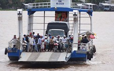 Nguy cơ tai nạn từ bến đò chở ô tô mùa nước nổi