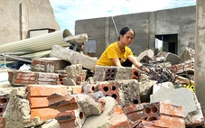 Lợp lại mái nhà cho dân vùng bão