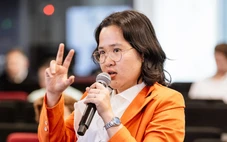 Cô gái từng được báo Tuổi Trẻ tiếp sức đến trường, nay đi qua 40 nước, gặp gỡ người nghèo
