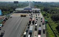 Nhiều chủ xe chưa chuyển đổi tài khoản giao thông, trạm thu phí Long Phước ùn ứ