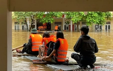 Lũ tràn vào trường, dùng bè đưa gần 200 học sinh về trụ sở công an xã tránh lũ