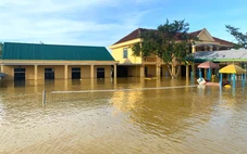 Nước lũ cao nhất trong 15 năm lên quá nhanh ở Hà Tĩnh, hàng ngàn hộ dân vẫn đang bị cô lập