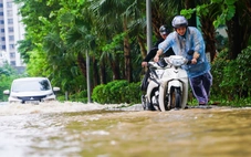Hà Nội vẫn ngập khắp nơi, thợ sửa xe 'cắm chốt' ngay tại điểm ngập để sửa xe chết máy