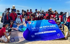 Chung tay góp phần làm sạch bãi biển Mũi Né