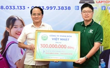 Công ty phân bón Việt Nhật trao Tuổi Trẻ 300 triệu Tiếp sức đến trường: Tân sinh viên, đừng bỏ cuộc!