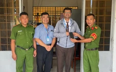 Đi du lịch ở Vĩnh Long, du khách Ấn Độ đánh rơi điện thoại được người dân tìm trả