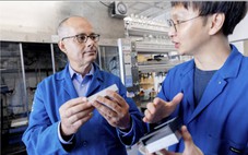 Gợi ý đáng suy ngẫm để có thể yêu thích môn hóa từ chủ nhân Nobel 2025