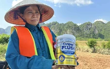 Em bé 5 tháng tuổi khát sữa giữa vùng rốn lũ