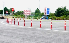 Lắp cọc tiêu mềm tại nút giao cao tốc Cam Lộ - quốc lộ 9 sau phản ánh của Tuổi Trẻ