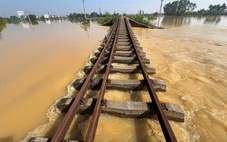 Hiện trường vụ nền đường tàu bị xói lở, lũ tràn vào làm nhiều nhà dân Hà Nội bị ngập sâu