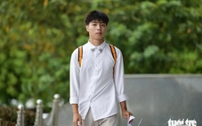 Bố mất, mẹ ung thư nặng, nam sinh đậu Đại học Kiến trúc mừng tủi trong ngày nhận học bổng