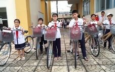 Có xe đạp mới, 200 học sinh Đồng Tháp đến trường bớt cực hơn