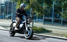 Xe máy điện Suzuki cho dân chơi: Dáng như Honda Monkey, Yamaha PG-1, có ABS