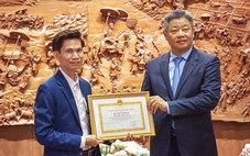 Có gì đặc biệt ở bức tranh gỗ ‘Vinh quy bái tổ’ mà Hà Nội mua tặng Văn Miếu Quốc Tử Giám?
