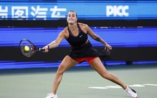 Sabalenka ném vợt suýt trúng cậu bé nhặt bóng