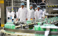 Đoàn đại biểu TP.HCM thăm 'siêu nhà máy' sữa lớn nhất Việt Nam