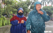 Cha mất, mẹ rời đi, nữ sinh thiếu vắng tình thương đi tàu lửa về Quảng Trị nhận học bổng