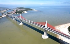 Cầu vượt cửa biển dài nhất miền Trung: Cầu xây xong, bao giờ thông xe?
