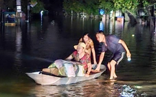 Nước sông Thương vẫn trên báo động 3, người dân xuyên đêm chạy lũ