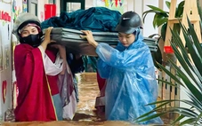 Bắc Ninh nước rút, các cô vớt vát ít học cụ chìm trong bùn