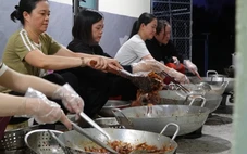 Những hũ cá rim nghĩa tình từ Quảng Ngãi gửi ra vùng lũ miền Bắc