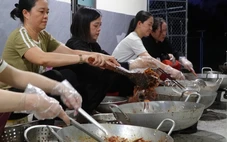 Những hũ cá rim nghĩa tình từ Quảng Ngãi gửi ra vùng lũ miền Bắc