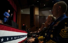 Có thật các lãnh đạo quân đội Mỹ không vỗ tay khi ông Trump, ông Hegseth phát biểu?