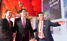 Chủ tịch nước Lương Cường và đại biểu thăm gian triển lãm của báo Tuổi Trẻ tại Đại hội Đảng