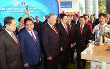 Tổng Bí thư Tô Lâm và các lãnh đạo tham quan triển lãm thiết bị công nghệ, thành tựu báo chí