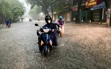 Hà Nội có nơi đang mưa to, cảnh báo ngập úng nhiều tuyến phố