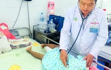 Bé gái trượt patin ngã 'bật ngửa', hai năm sau suýt liệt tứ chi