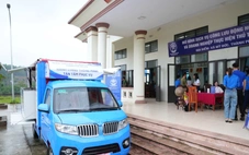 Xe lưu động về tận thôn giáp ranh giữa Hà Nội và Phú Thọ để làm thủ tục hành chính cho dân