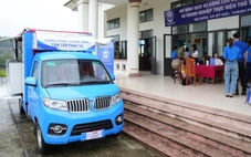 Xe lưu động về tận thôn giáp ranh giữa Hà Nội và Phú Thọ để làm thủ tục hành chính cho dân