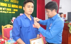 Trao huy hiệu Tuổi trẻ dũng cảm cho thanh niên cứu cháu bé 7 tuổi bị lũ cuốn