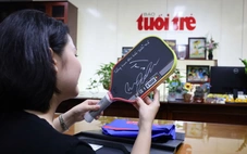 Bạn đọc Tuổi Trẻ hào hứng khi nhận quà có chữ ký của tay vợt pickleball Ben Johns