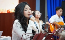 Học sinh đến bệnh viện hát, bệnh nhân nghẹn ngào 'như được ở bên người thân'
