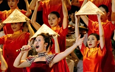 'Dưới ánh sáng quang vinh' mừng thành công Đại hội đại biểu Đảng bộ TP.HCM lần I