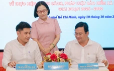 Chương trình 'Trao sổ BHXH, thẻ BHYT - Gửi trao yêu thương'
