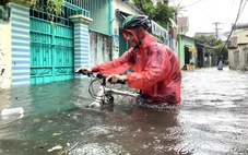 Mưa lớn, nước tràn vào nhà dân ở Bắc Nha Trang