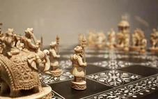 Hình dạng quân cờ vua đã bị 'trừu tượng hóa' như thế nào?