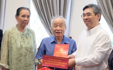 Lãnh đạo TP.HCM thăm nhà các văn nghệ sĩ và nghệ sĩ ở Trung tâm dưỡng lão Thị Nghè