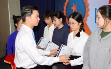 Học bổng Nghị lực mùa thi cùng sinh viên vượt khó