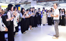 Sinh viên Trường ĐH Sư phạm TP.HCM tìm hiểu quy trình làm báo tại Báo Tuổi Trẻ