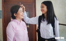 Nuôi con vào Đại học Nông lâm TP.HCM, mẹ làm nghề… nhổ tóc khắp xóm: 'Học bổng là may mắn cho con'