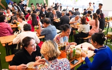 Vietnam Phở Festival vừa khai mạc: Phở cháy hàng, bún bò Huế và bánh mì chẳng kém