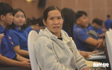 Người mẹ phụ hồ rụt rè ở lễ học bổng của con: 'Lần đầu tới chỗ lớn vầy, số tiền lớn với mẹ con tôi'