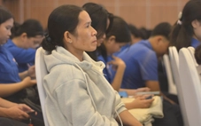 Người mẹ phụ hồ rụt rè ở lễ học bổng của con: 'Lần đầu tới chỗ lớn vầy, số tiền lớn với mẹ con tôi'