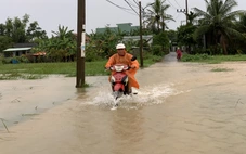 Mưa lớn, vùng núi Đà Nẵng ngập lụt, đất đá tràn xuống đường
