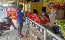 Giá một cái bánh trung thu bằng cả chục ký gạo, người nghèo tiền đâu mà mua?